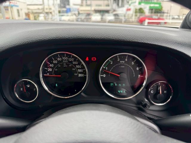 ジープ・ラングラーアンリミテッド サハラ　ＥＴＣ、バックカメラ、サイドカメラ、Ｂｌｕｅｔｏｏｔｈ接続、フルセグ、リフトアップ、クルコン、オートライト、４ＷＤ、ダウンヒルアシストコントロール、ＣＤ、ＤＶＤ（38枚目）