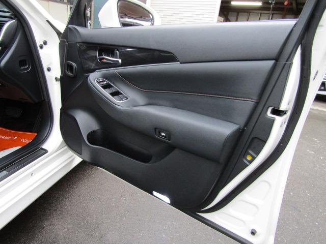 クラウンハイブリッド アスリートＳ　新品コンビハンドル　内装ブラック　パワーシート　Ｂｌｕｅｔｏｏｔｈ　Ｂカメラ　ＥＴＣ　イエローフォグに交換　ドアカーテシＬＥＤ（16枚目）