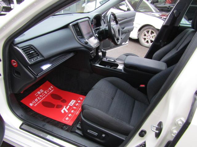 クラウンハイブリッド アスリートＳ　新品コンビハンドル　内装ブラック　パワーシート　Ｂｌｕｅｔｏｏｔｈ　Ｂカメラ　ＥＴＣ　イエローフォグに交換　ドアカーテシＬＥＤ（19枚目）