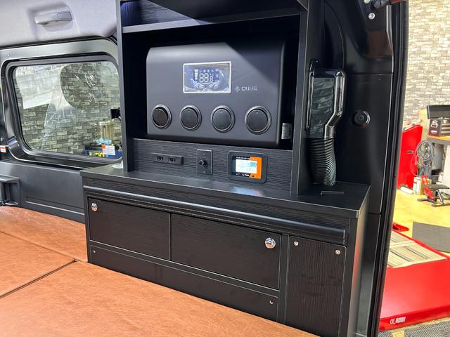 アトレー ＲＳ　軽キャン　車中泊仕様　ベッドキット　１２Ｖクーラー　４０９６Ｗｈサブバッテリー　インバーター　走行充電　天井遮熱＆断熱　ＬＥＤ照明　前後ドラレコ　外部電源　脱着式テーブル　オレンジアベニューデモカー（21枚目）