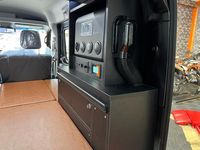 アトレー ＲＳ　軽キャン　車中泊仕様　ベッドキット　１２Ｖクーラー　４０９６Ｗｈサブバッテリー　インバーター　走行充電　天井遮熱＆断熱　ＬＥＤ照明　前後ドラレコ　外部電源　脱着式テーブル　オレンジアベニューデモカー（22枚目）