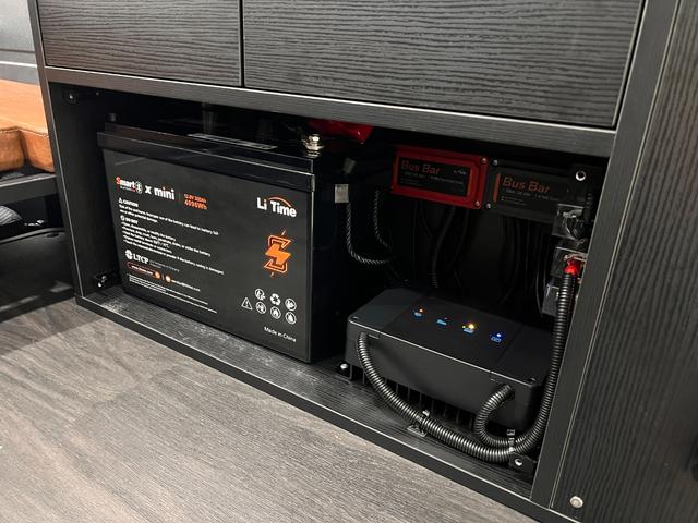 アトレー ＲＳ　軽キャン　車中泊仕様　ベッドキット　１２Ｖクーラー　４０９６Ｗｈサブバッテリー　インバーター　走行充電　天井遮熱＆断熱　ＬＥＤ照明　前後ドラレコ　外部電源　脱着式テーブル　オレンジアベニューデモカー（48枚目）