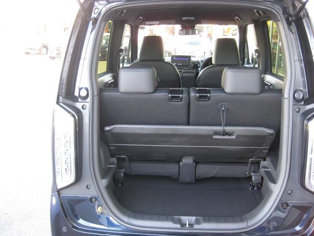 荷室も色々なアレンジが可能で、背の高い荷物も積めます！