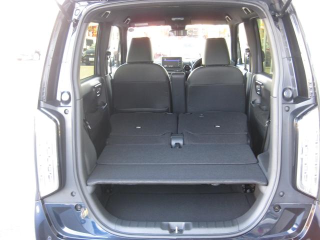 リア席を倒せば広々とした空間の出来上がり！荷物が沢山載せられます！