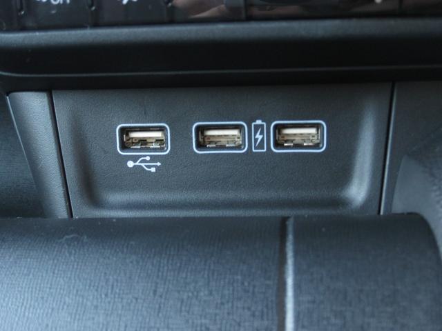 便利な充電ポート２つついてます♪