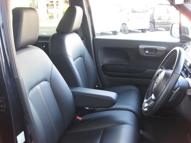 全ての座席で皆様に快適におくつろぎ頂けるよう膝周りにゆとりを持たせ心地よく座れるよう設計されています。