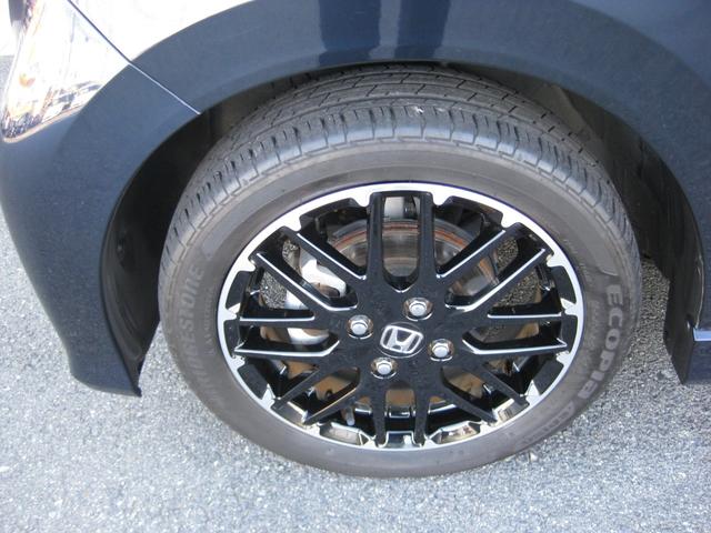 純正アルミホイールで足元が引き立ちます。タイヤの空気圧は燃費・ステアリング等に影響しますので、こまめなチェックをお願い致します。