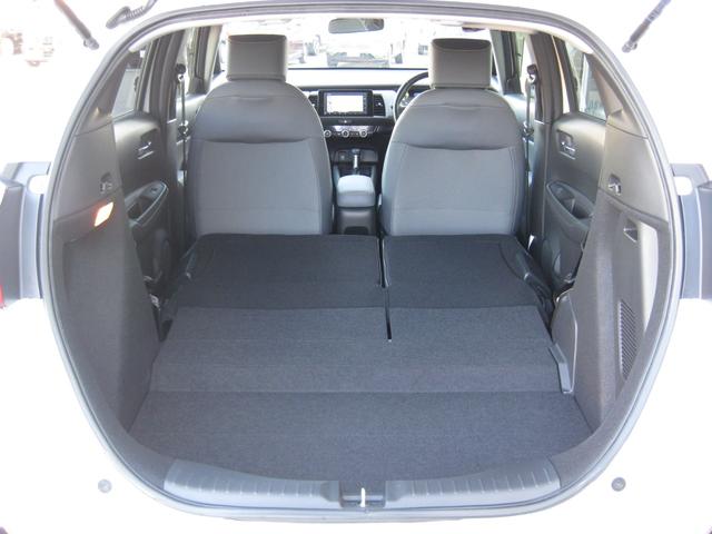 リア席を倒せば広々とした空間の出来上がり！荷物が沢山載せられます！