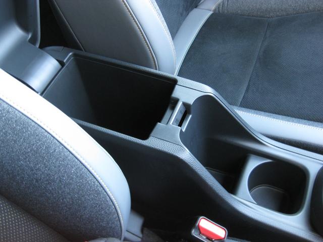 センターコンソールの収納スペースです。