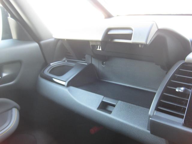 助手席側も収納スペースがたくさんあります♪