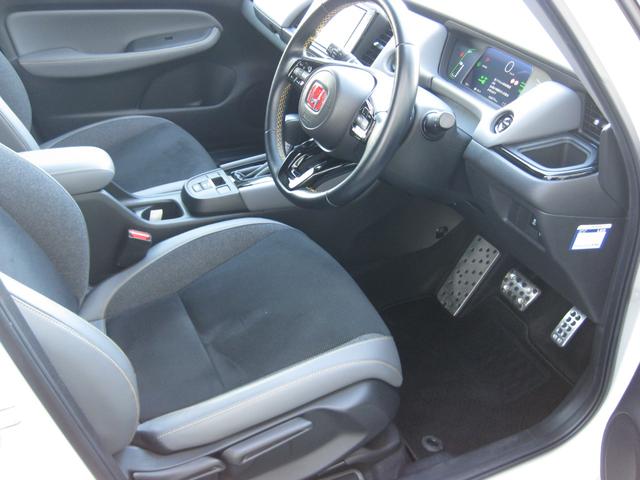 足回りも広々空間♪長時間の運転も疲れ知らずです！