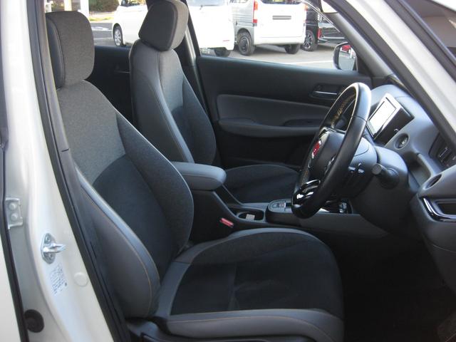 全ての座席で皆様に快適におくつろぎ頂けるよう膝周りにゆとりを持たせ心地よく座れるよう設計されています。