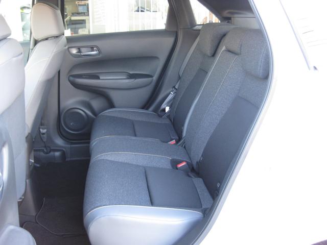 後席も余裕の広さでゆったりくつろげます！これなら長距離ドライブも問題ありません。