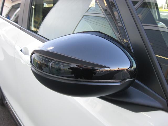 安全性を高めるドアミラーウインカーを装備。