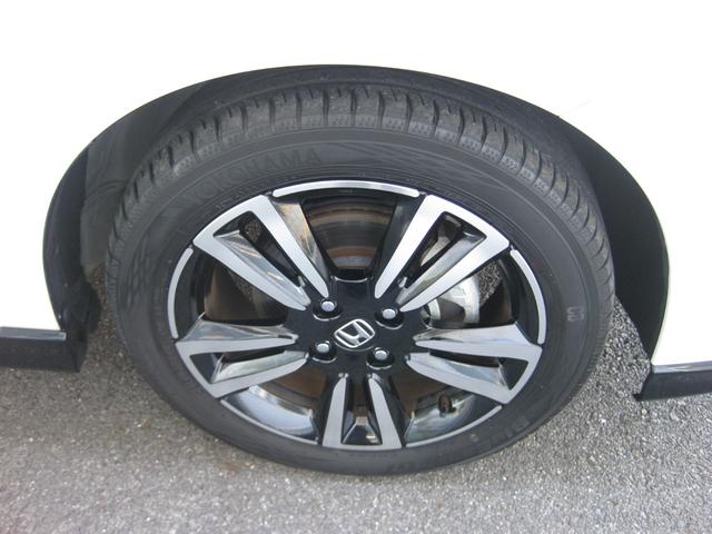 純正アルミホイールで足元が引き立ちます。タイヤの空気圧は燃費・ステアリング等に影響しますので、こまめなチェックをお願い致します。