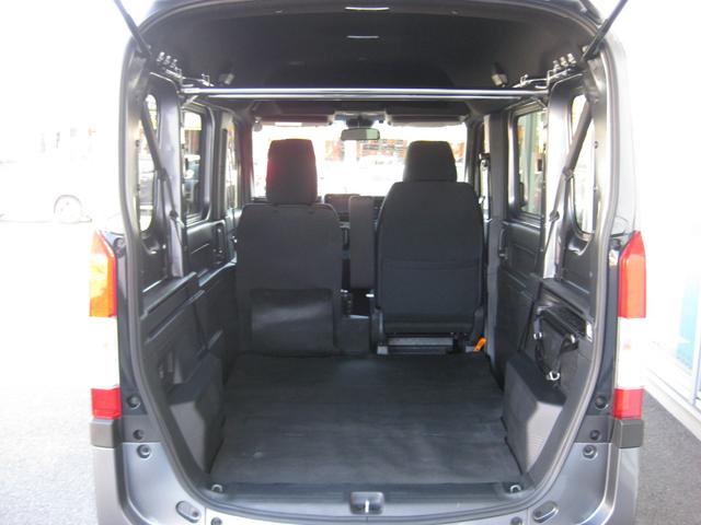 リア席を倒せば広々とした空間の出来上がり！荷物が沢山載せられます！