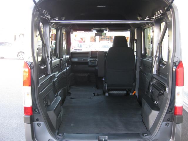 助手席ダイブダウンさせれば、長いものも積めます。