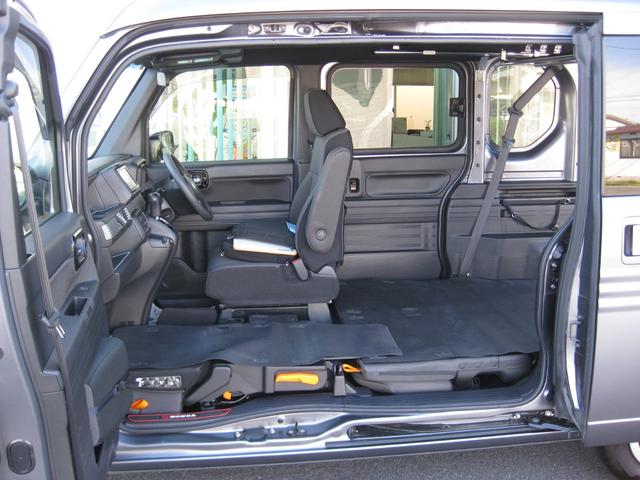 センターピラーレスなのでここからの荷物の出し入れも簡単にできます！