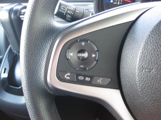 簡単なオーディオ操作ならハンドルについているスイッチで操作が出来ます。