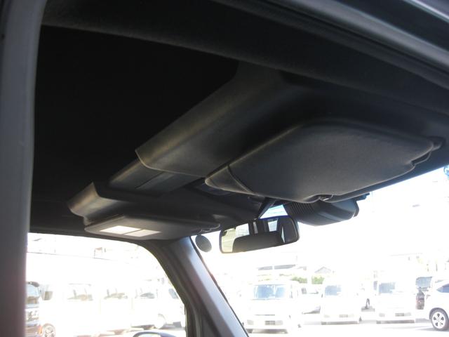 ルーフコンソールで荷物もたくさん収納できます♪