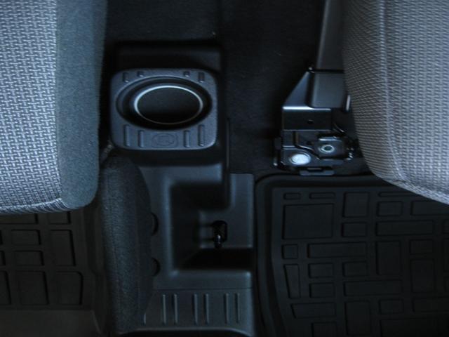 運転席と助手席の間にもドリンクホルダーあります！