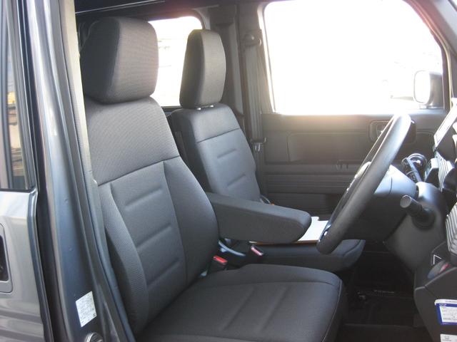 全ての座席で皆様に快適におくつろぎ頂けるよう膝周りにゆとりを持たせ心地よく座れるよう設計されています。