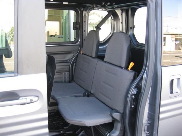 後席も余裕の広さでゆったりくつろげます！