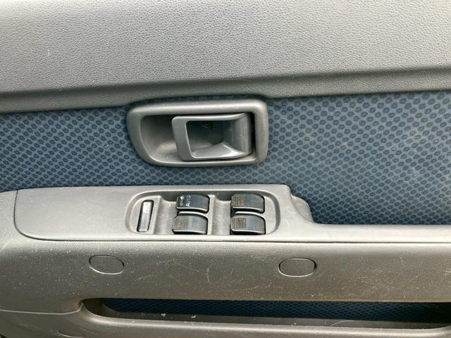 パワーウィンドウのスイッチですよ。運転席に居ながら窓を開け閉めのコントロールできますよ。