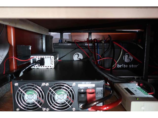 ハイエースバン SロングDX ワイド スーパーロング ハイルーフ キャンピングカー ETC バックカメラ ナビ ソーラー FFヒーター ツインサブバッテリー 外部100V 冷蔵庫 走行充電 電子レンジ(42枚目)