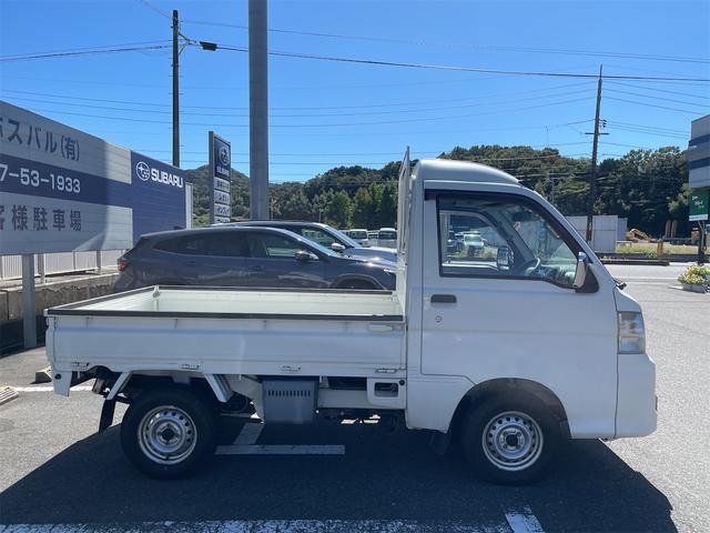 サンバートラック ハイルーフ　４ＷＤ　軽トラック　ＡＴ　ＡＢＳ　エアコン　パワーステアリング　パワーウィンドウ　運転席エアバッグ　助手席エアバッグ　ＣＤ　ＵＳＢ（3枚目）