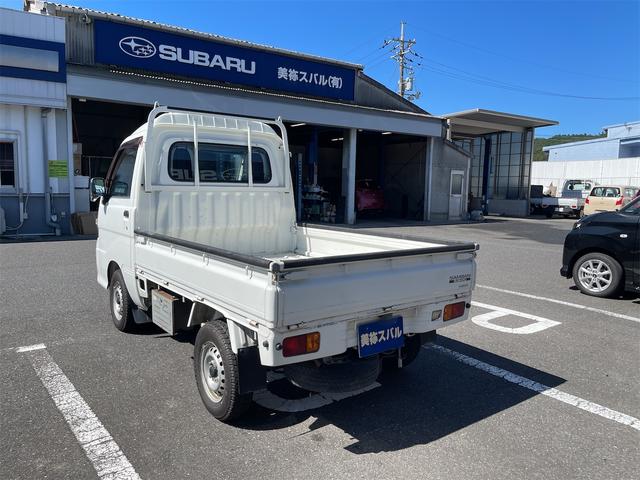 サンバートラック ハイルーフ　４ＷＤ　軽トラック　ＡＴ　ＡＢＳ　エアコン　パワーステアリング　パワーウィンドウ　運転席エアバッグ　助手席エアバッグ　ＣＤ　ＵＳＢ（6枚目）