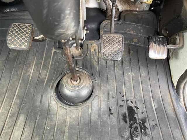 サンバートラック ＴＢ　４ＷＤ　５ＭＴ　エアコン　パワステ　運転席エアバッグ（29枚目）