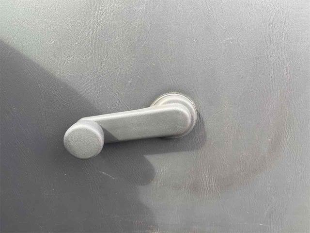 サンバートラック ＴＢ　４ＷＤ　５ＭＴ　エアコン　パワステ　運転席エアバッグ（31枚目）