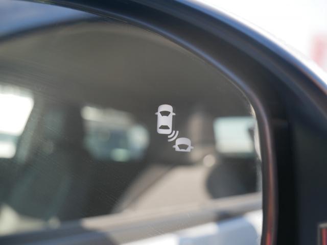 �y�u���C���h�X�|�b�g�C���t�H���[�V�����z���s���A�΂ߌ��Ɏԗ������݂���ƁA���̕����̃h�A�~���[��̃}�[�N���_���B����ɂ��̕����ɃE�C���J�[�𑀍삷��ƁA�}�[�N�̓_�łƌx�񉹂Œ��ӂ𑣂��܂��B