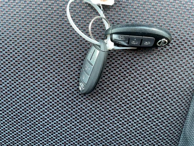 付いてて便利！とても人気の高い装備のスマートキーシステム。キーを携帯しているだけで、ドアロックの開閉並びにエンジンの始動が可能な装備です。プッシュスタートですのでエンジンの始動もボタンを押すだけです