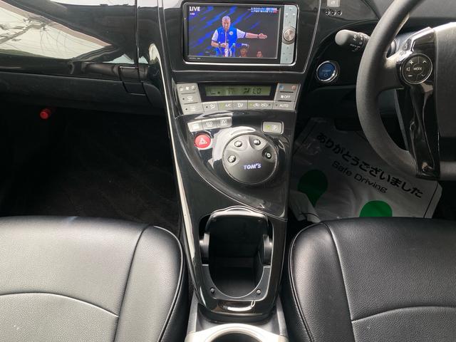 プリウス Ｓ　ＴＯＭ’Ｓシフトポジションスイッチ　ＷＯＲＫデュランダル１９インチアルミホイール　社外マフラー　ＢＬＩＴＺ車高調　ナビ　フルセグＴＶ　革調シートカバー　バックカメラ　トノカバーあり（15枚目）