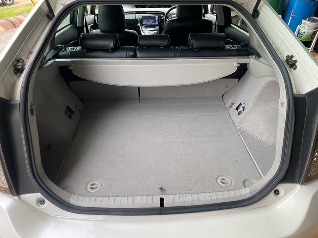 プリウス Ｓ　ＴＯＭ’Ｓシフトポジションスイッチ　ＷＯＲＫデュランダル１９インチアルミホイール　社外マフラー　ＢＬＩＴＺ車高調　ナビ　フルセグＴＶ　革調シートカバー　バックカメラ　トノカバーあり（18枚目）