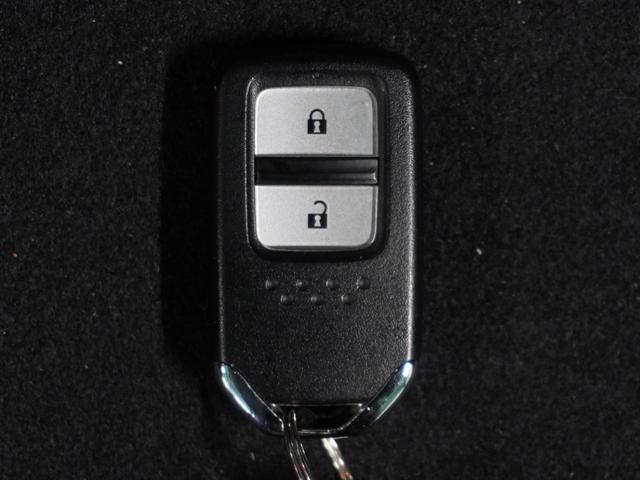 フィット ｅ：ＨＥＶホーム　ナビ　バックカメラ　前後ドライブレコーダー　障害物センサー　アダプティブクルーズコントロール　電動パーキングブレーキ　プッシュスタート　スマートキー　Ｂｌｕｅｔｏｏｔｈ　フルセグＴＶ　ＤＶＤ　衝突軽減（66枚目）
