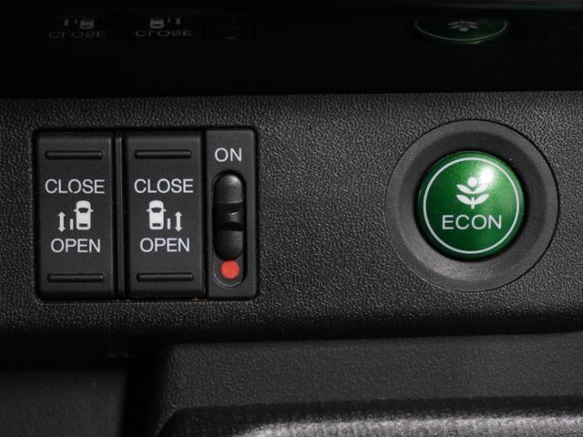 【両側電動スライドドア】ボタンを押すだけでスライドドアの開閉が可能。もちろんキーからの操作も可能。お子様を抱いている時・両手いっぱいの荷物を持ってる時など非常に役立ちます。