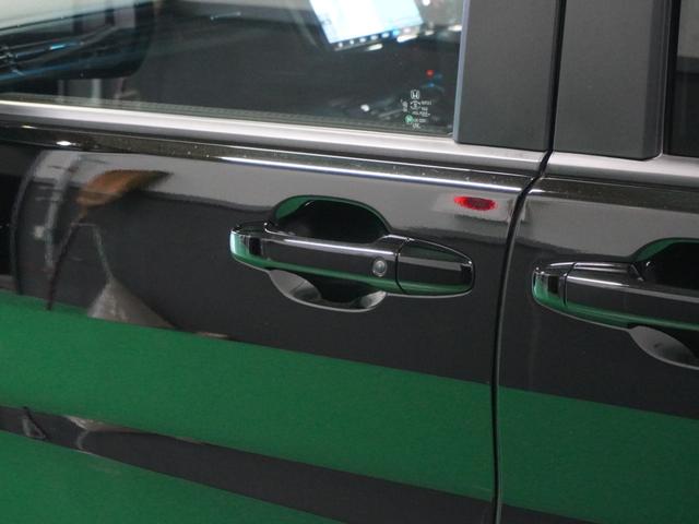 【スマートキー】鍵を持っているボタンを押すだけでエンジン始動。ドアの施錠もボタンを押すだけ。鍵は無くさない様にポケットに入れたまま。