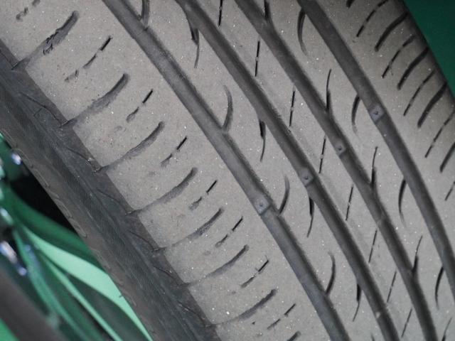 【タイヤ溝有り】タイヤの溝はしっかりと残ってますので安心してください。状態も良好です。ノーマルタイヤ、スタッドレスタイヤも取り扱っております。皆様のご来店お待ちしております。