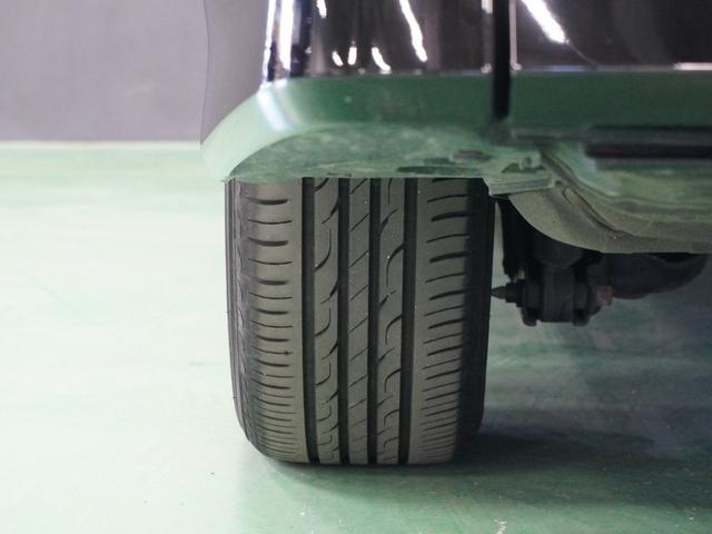 【タイヤ溝有り】タイヤの溝はしっかりと残ってますので安心してください。状態も良好です。ノーマルタイヤ、スタッドレスタイヤも取り扱っております。皆様のご来店お待ちしております。