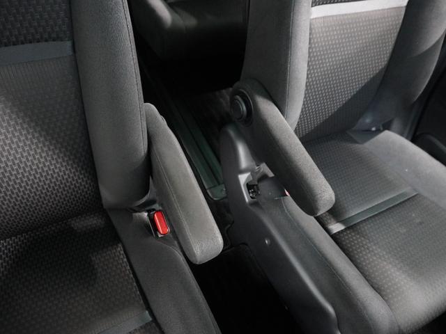 【アームレスト】アームレストが快適なドライビングをサポートしてくれます。