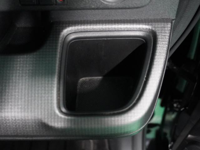【収納多数】快適なドライブには今や必須アイテムのドリンクホルダー。
