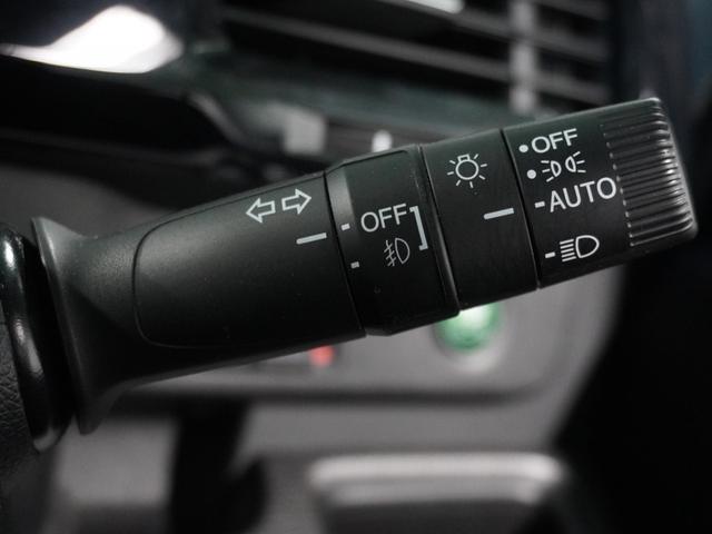 【オートライト】周囲の明るさに応じて自動でヘッドライトの点灯・消灯ができる機能です。ライトの付け忘れ・消し忘れなどが無くなり、雨の日や夕方の走行も安心。トンネル通過時も便利です。