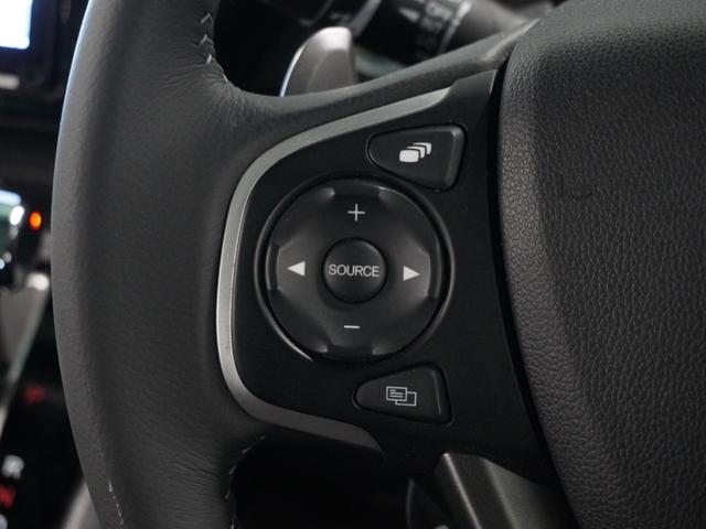 【ステアリングスイッチ】ステアリング周りでのスイッチ操作が行えますので、走行中でも各種操作可能です。