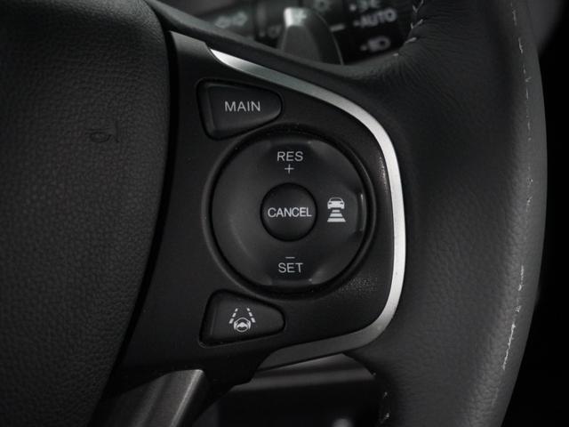 【アダプティブクルーズコントロール】ステアリングのスイッチを操作するとミリ波レーダーで先行車との距離を測定。設定を適切に保ちながら加速・減速、さらに停止まで自動に追従します。