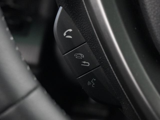 【ステアリングスイッチ】ステアリング周りでのスイッチ操作が行えますので、走行中でも各種操作可能です。