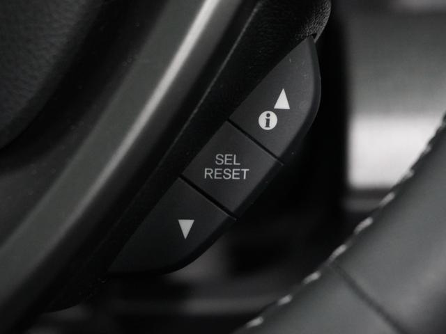 【ステアリングスイッチ】ステアリング周りでのスイッチ操作が行えますので、走行中でも各種操作可能です。