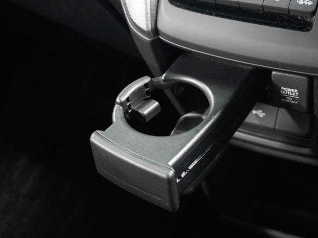 【収納多数】快適なドライブには今や必須アイテムのドリンクホルダー。